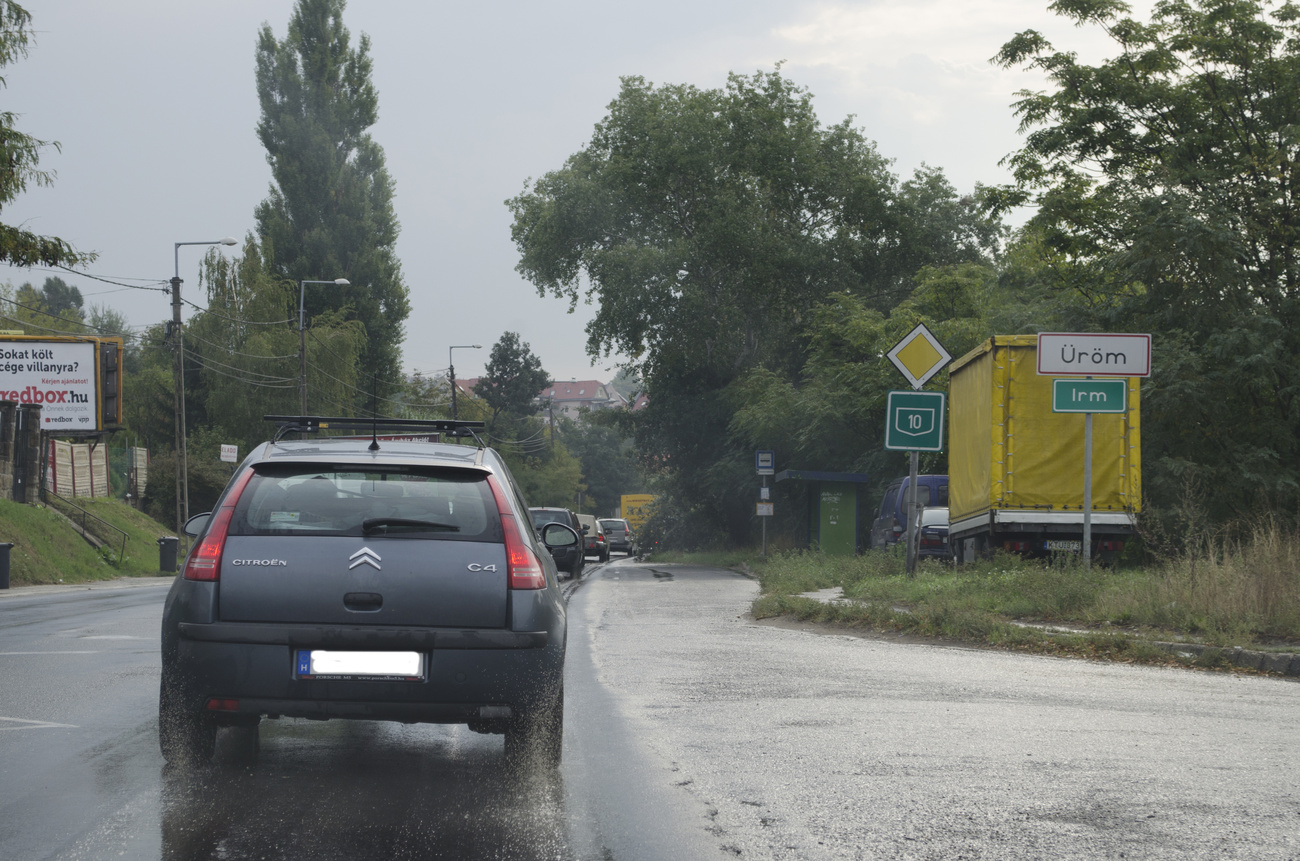 Másfél kilométerre a kereszteződéstől, Pilisborosjenő határán tömötten áll a sor – hétköznap délelőtt ez nem ritka
