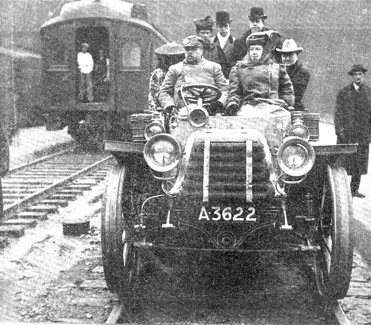 Austro–Daimlerek az első világháborúban. Kétoldalt „országúti vonatok”, középen a parancsnoki autó
