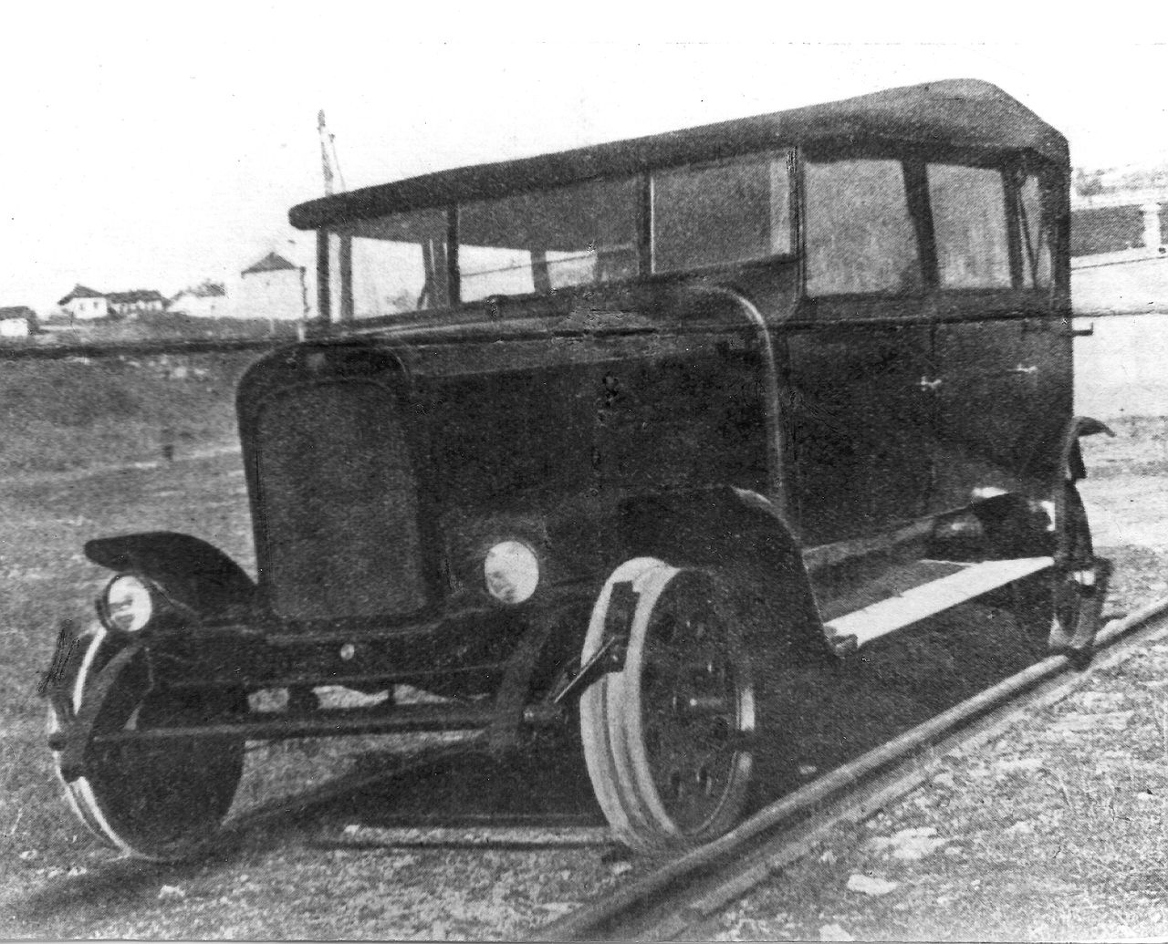 Austro–Daimlerek az első világháborúban. Kétoldalt „országúti vonatok”, középen a parancsnoki autó
