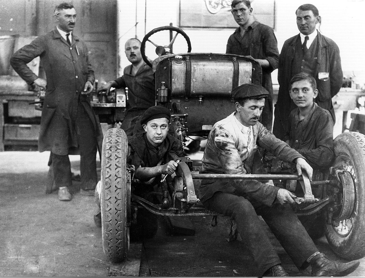 Az első hathengeres alváz a MÁG gyár udvarán, 1926 őszén. A próbaúton az irodákból lehozott karosszékekben ültek az újságírók. 
A hűtő elôtt látható keresztmerevítőt 
a sorozatgyártásban elhagyták
(Fotó: Collection Burányi)