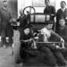 Az első hathengeres, a Magomobil Six szerelése 1926-ban. Jól láthatók a Lockheed hidraulikus szalagfékek, a bejáratáshoz szerelt benzintartály és az első váztagok keresztmerevítője, amelyet később elhagytak. Balra Schlederer József próbaüzem-vezető (Fotó: Collection Burányi)