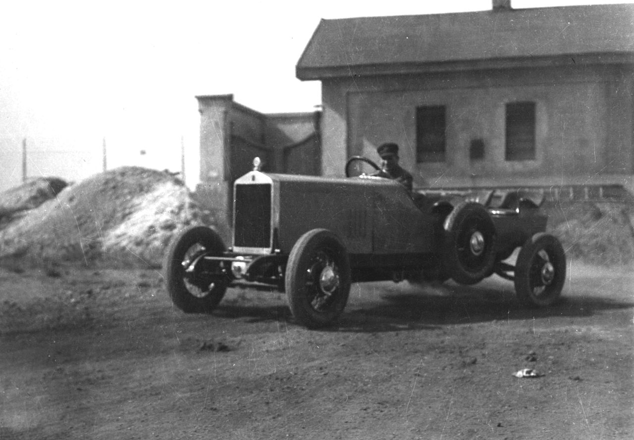 Az első hathengeres alváz a MÁG gyár udvarán, 1926 őszén. A próbaúton az irodákból lehozott karosszékekben ültek az újságírók. 
A hűtő elôtt látható keresztmerevítőt 
a sorozatgyártásban elhagyták
(Fotó: Collection Burányi)