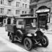 A Csonka cég tulajdonában lévő teherautó a műhellyel szembeni téren, a Hadik kávéház előtt az 1930-as években
