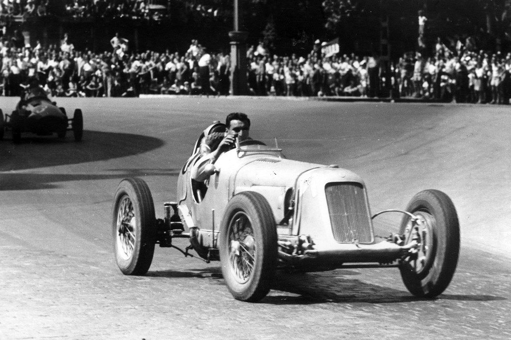 Egy másik Maserati: Hartmann László, a leghíresebb háború előtti magyar autóversenyző az 1936-os Magyar Nagydíj előtti edzésen a 6CM-mel. Az autón még az Eifelrennen kapott rajtszám