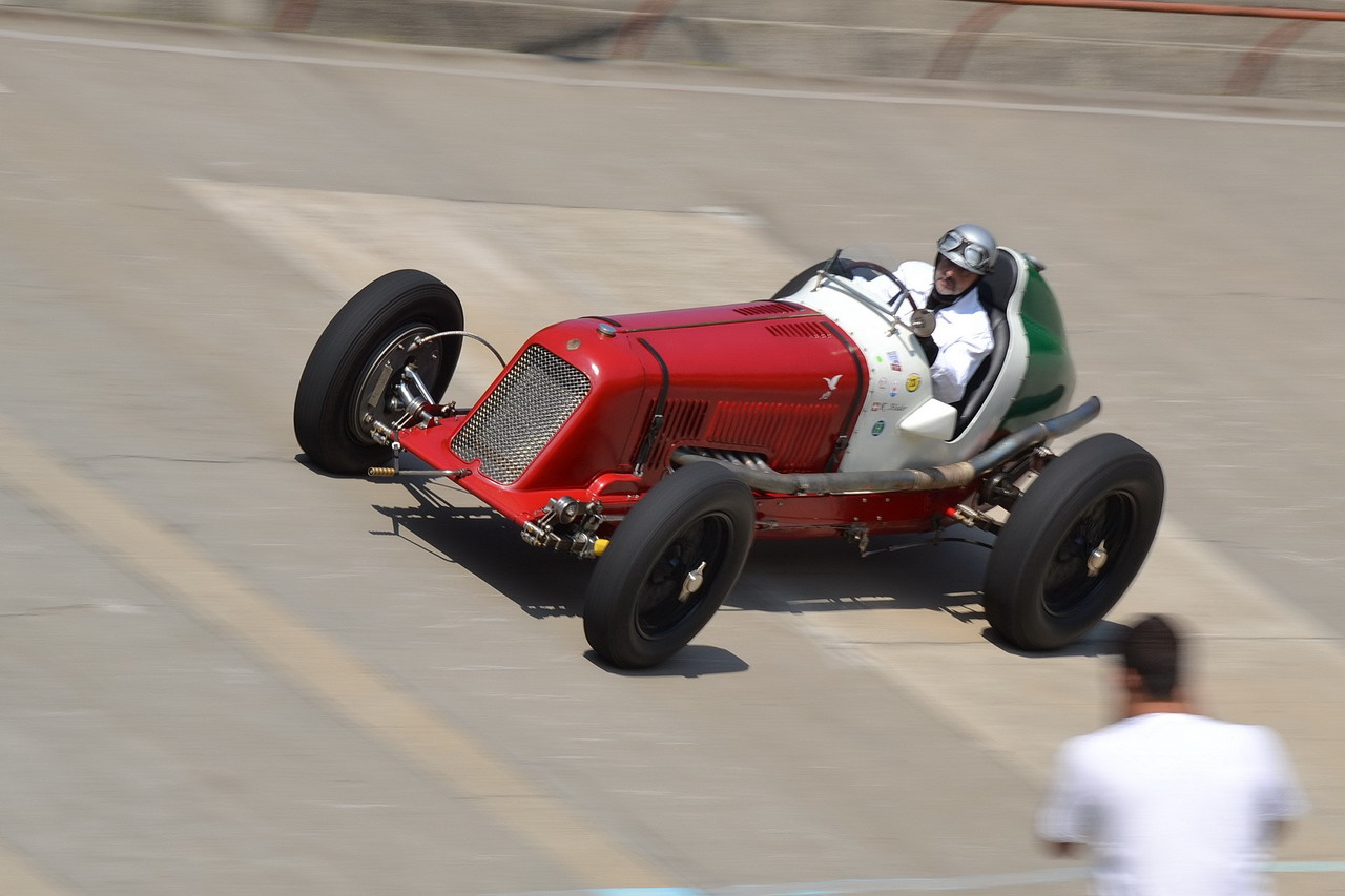 Egy másik Maserati: Hartmann László, a leghíresebb háború előtti magyar autóversenyző az 1936-os Magyar Nagydíj előtti edzésen a 6CM-mel. Az autón még az Eifelrennen kapott rajtszám