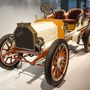 Fakerekű borzalmakból óriási a felhozatal Sanghajban. Ez itt egy Peugeot Type 39 1902-ből. Négyhengeres motor, háromsebességes váltó, felfújható Michelin abroncsokkal. Az első évében százat gyártottak belőle, ez egyszerre tette komoly üzleti sikerré, és a jólét szimbólumává.