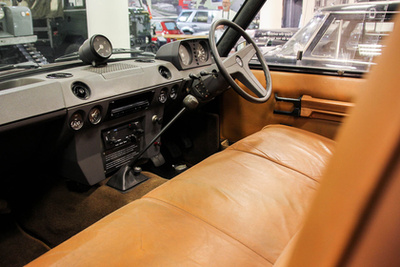 Ebből a teljesen lecsupaszított LAnd Rover Series II, a sivatagi álcázás miatt lett ilyen szép rózsaszín