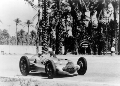Az 1,5 literes W165 csak egyszer versenyzett Tripoliban, 1939-ben. Rögtön kettős győzelmet aratott