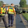 Az M5-ös autópályán balesetezett ez a menekülteket szállító Opel Vectra. Egy ember meghalt, a sofőr elmenekült, később elfogták
