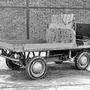 Ez a jármű minden Transporterek ősanyja. A Plattenwagenek a Volkswagen gyárban dolgoztak, Bogár alkatrészekből kendácsolták őket, az első tengely feletti platón szállították az alkatrészeket.