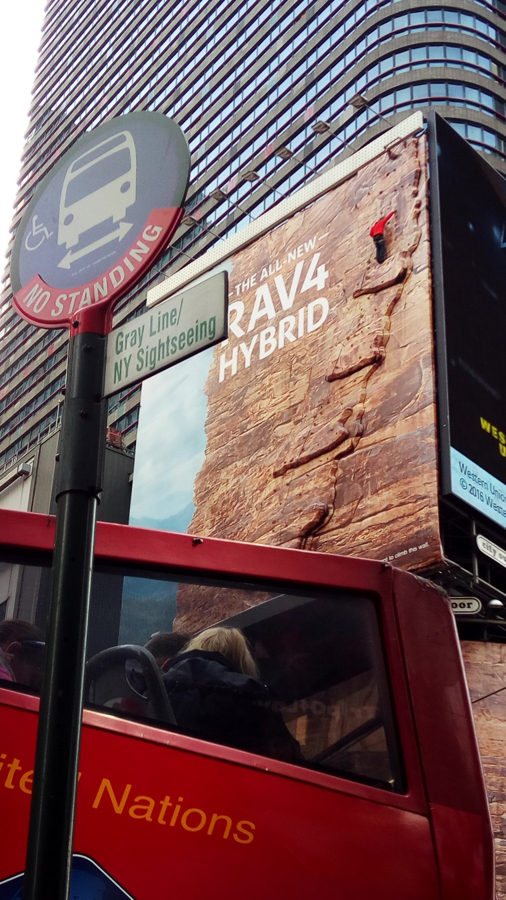 RAV-4 hirdetés a Times Square-en. Hegymászó nélkül harmad annyian se néznék