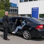 Nem a Volvo-elnök érkezett meg, hanem egy svájci újságíró. A nyújtott S80 egy sima limuzinszolgálat járműve, nem a gyáré