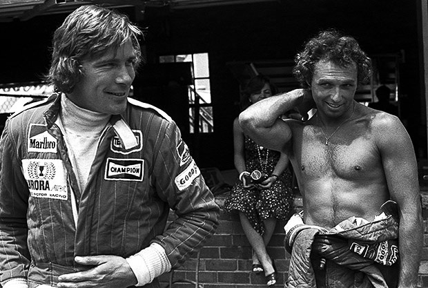 Mass és Hunt között a pici Bernie Ecclestone, aki akkoriban a Brabham csapatfőnöke volt