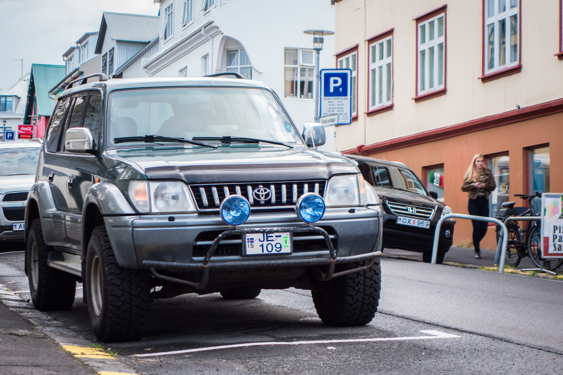 Csomagtartó :D. A kartondobozban az Izlandon minden autóban kötelező tűzoltó készülék.
