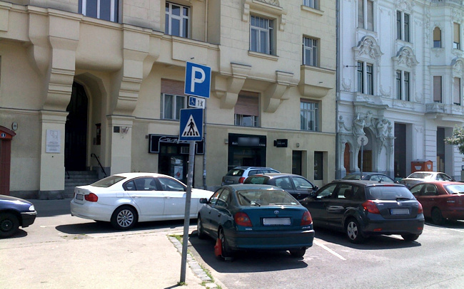 A megállni tilos táblát a balról betorkoló várakozóhely feloldja vagy sem?