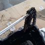 A szakadt olajpumphajtó-láncot az olajteknőből pecázták ki a szervizben