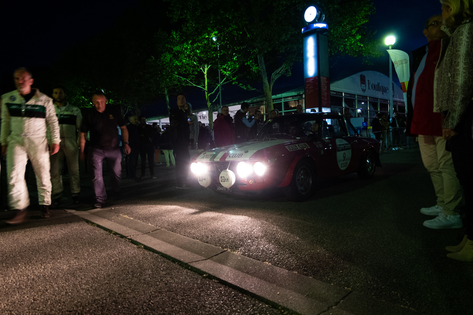 Alfa Bertone dugja be hörcsögpofáját a parc fermébe, Lyonban
