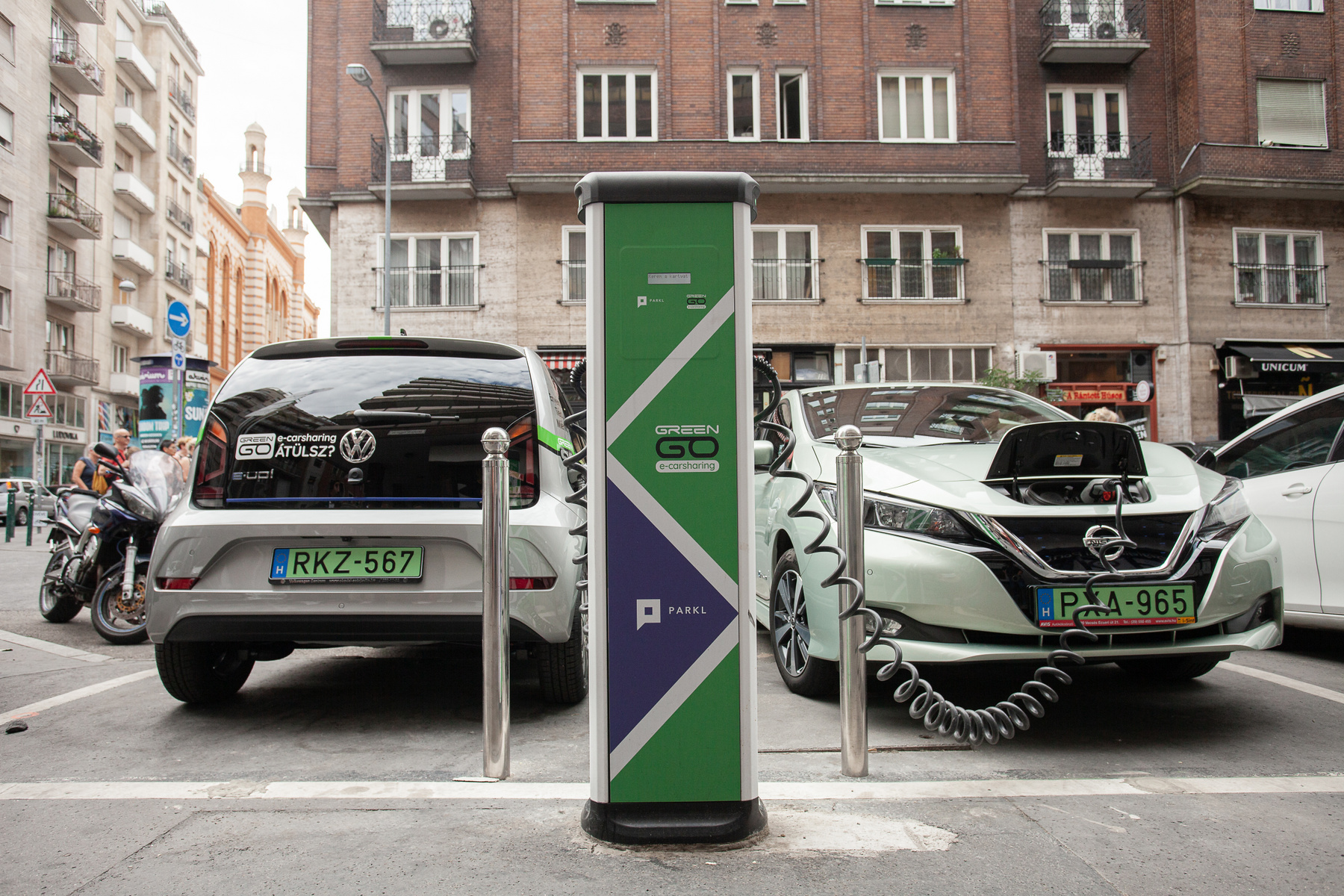 A Greengo autómegosztó szolgáltatás a saját, budapesti töltőoszlopa, illetve Nissan Leafje és VW e-Up!-ja