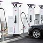 Az elektromos autók és feltöltőhelyek szaporodása veszélyezteti a hagyományos benzinkutak létét