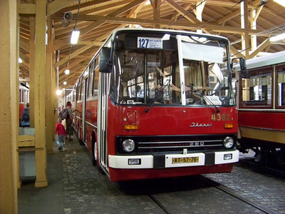 Egy felújított Ikarus 280T troli Szófiában. Ezeket a járműveket alaposan felújították, műanyag homlokfalat és Mercedes lámpákat kaptak 