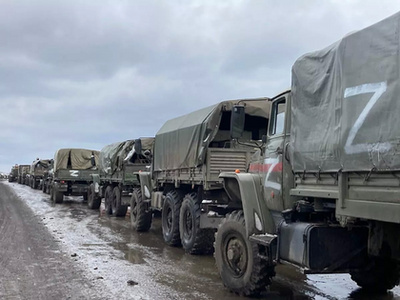 Ukrán katonák hevenyészett tankakasztó eszköz mellett, újabb Ural fegyvertornyos harcjárművel
