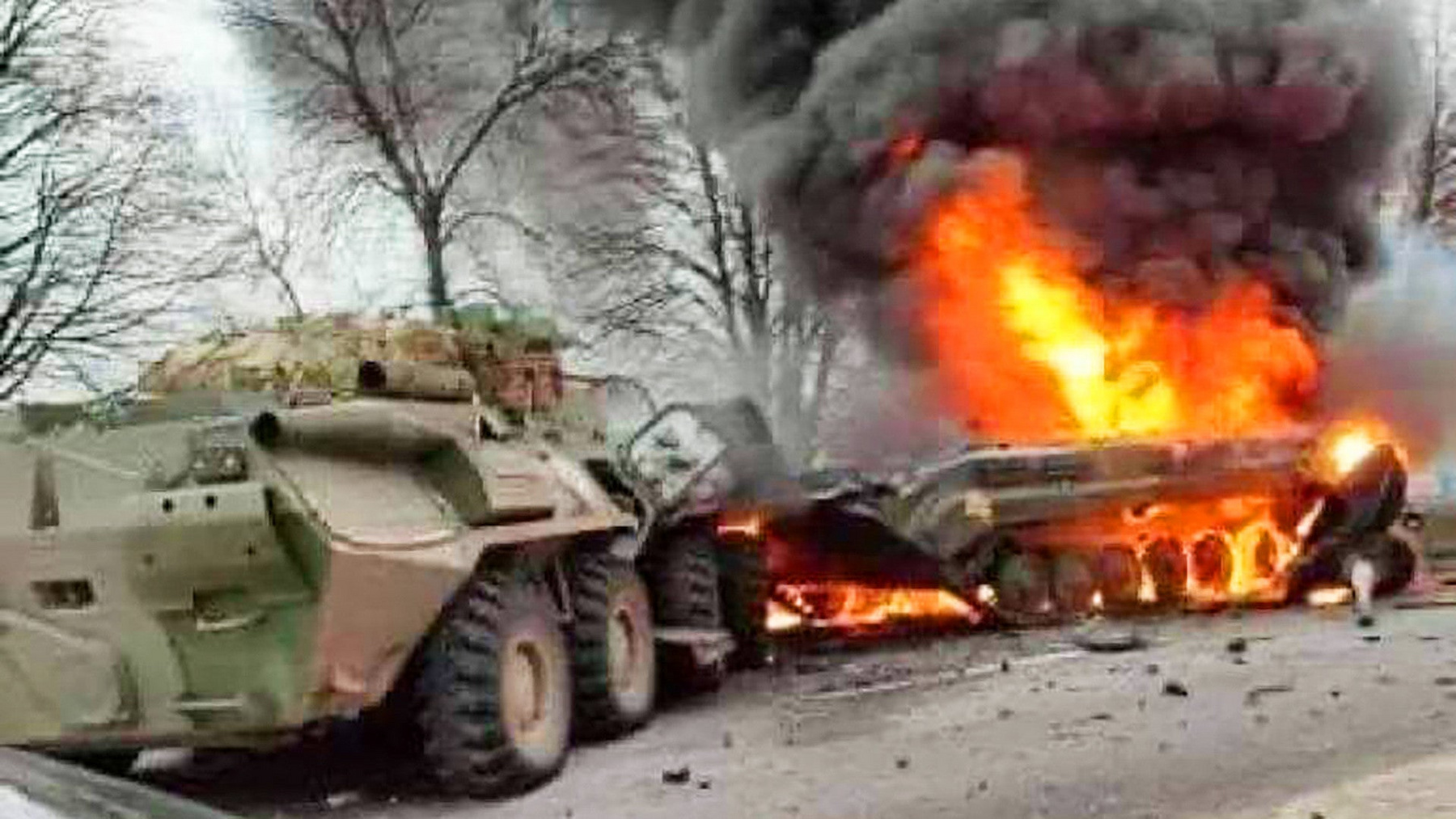 Ukrán katonák hevenyészett tankakasztó eszköz mellett, újabb Ural fegyvertornyos harcjárművel