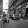Ismét egy budapesti utcakép, de immár 1972-ből. A Lada taxi az akkori taxikra jellemzően J betűvel kezdődő, fekete alapon két fehér betű, négy számos rendszámot visel (Fortepan/Urbán Tamás)