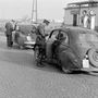 Igazoltatás a híres érdi benzinkút előtt 1955-ben. A rendszám még mindig ugyanolyan rendszerű, mint az 1933-ban bevezetett volt (Fotó: Fortepan/Magyar Rendőr)