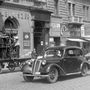 Hamisítatlan budapesti életkép 1950-ből egy korabeli rendszámos Tatra 57B-vel. Bár, akkoriban nem volt könnyű autót lencsevégre kapni(Fotó: Fortepan/Magyar Rendőr)