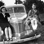 Nagyon jól látszik a rendszám az 1940-ben, az Opel Kapitanról (vagy a lányokról?) készült fotón (Fotó: Fortepan/Fortepan)