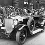 Az új határok miatt új, szintén terület alapú rendszámokat kaptak az autók 1920-ban. Ez egy budapesti illetőségű autó Fotó: Fortepan/Saly Noémi)