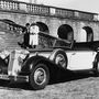 A Horch 853-ast 1935-től 1939-ig gyártották. Motorja 120 lóerős, ötliteres, V8-as volt. A hűtő tetején a saját, a rácson az Auto Union embléma
