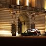 A csupa üveg Jaguar a Buckingham palota kapujában