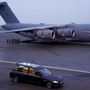 A Jaguar elhagyja a repteret és indul a palota felé