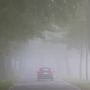 Ilyen látási viszonyok között még nem indokolt a ködzárófény használata, hiszen nemhogy a helyzetjelző, de maga az autó is jól látszik