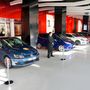 A Genfi Autókiállítás előcsarnokában sorakoznak az Év Autója 2013 döntősei közvetlenül az eredményhirdetést megelőzően