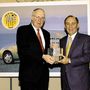 Ray Hutton, az Év Autója zsűri akkori elnöke adja át az 1999-es díjat a Ford képviselőjének a Focusért. Amikor én zsűritaggá váltam még Ray volt az elnök