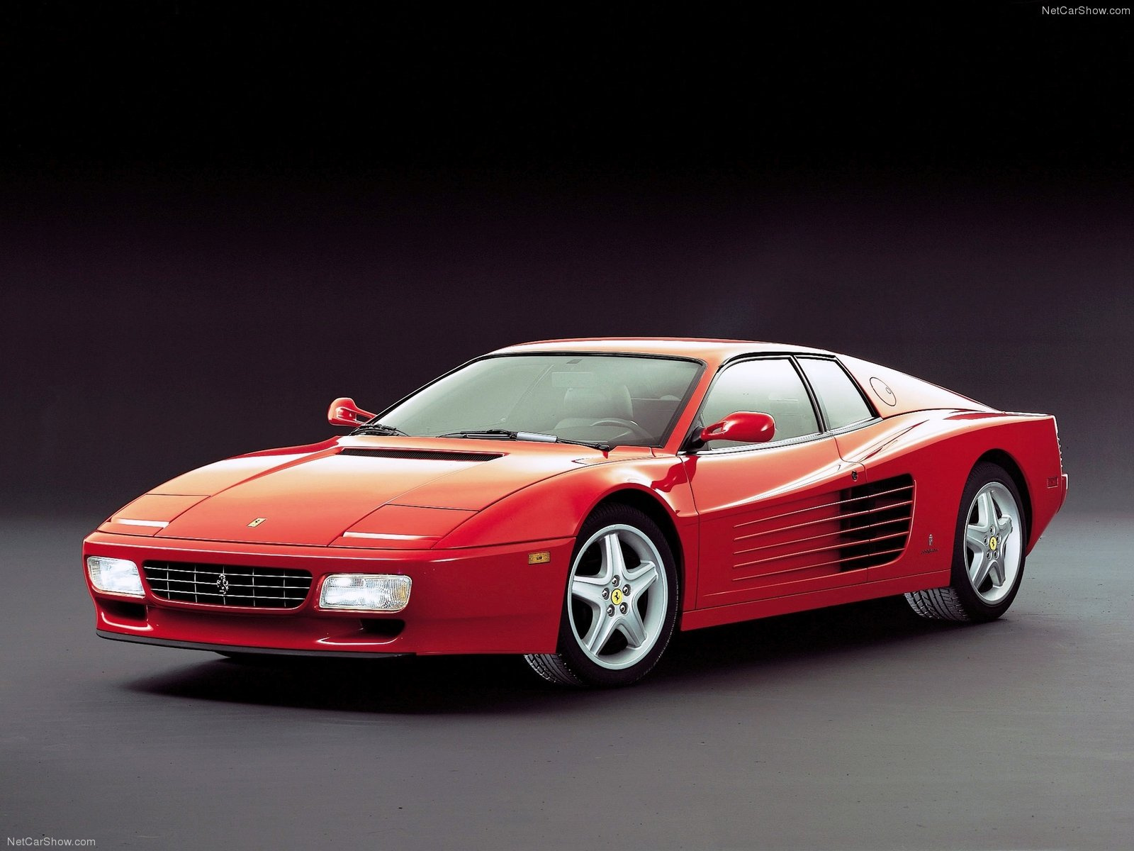 Kereken ezer lóerős az egyik legmodernebb Ferrari, az SF90 Stradale