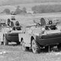 „A gépesített lövészek menetoszlopban haladnak a Magyar Néphadsereg kijelölt törzsei és csapatai tartalékos hadkötelesek bevonásával megtartott harcászati gyakorlatán. Elöl haladnak a D 442 