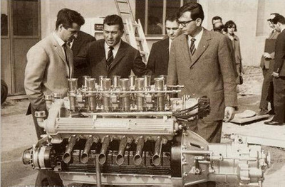Giotto Bizzarrini (balra), Ferruccio Lamborghini (középen) és Gian Paolo Dallara (jobbra) megtekintenek egy V12-est 1963-ban