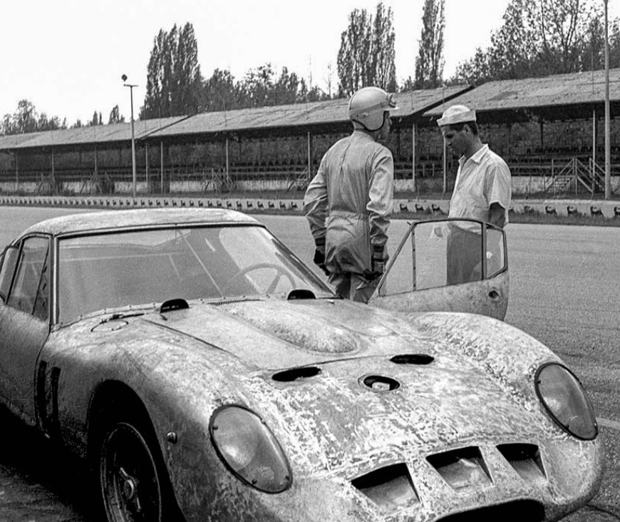 Giotto Bizzarrini (balra), Ferruccio Lamborghini (középen) és Gian Paolo Dallara (jobbra) megtekintenek egy V12-est 1963-ban