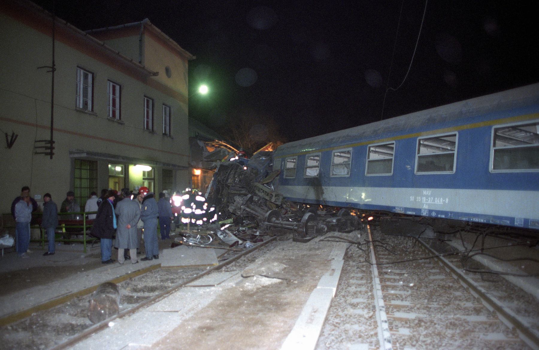 A kisiklott vonat második kocsija lerombolta a restit (fotó: MTI)