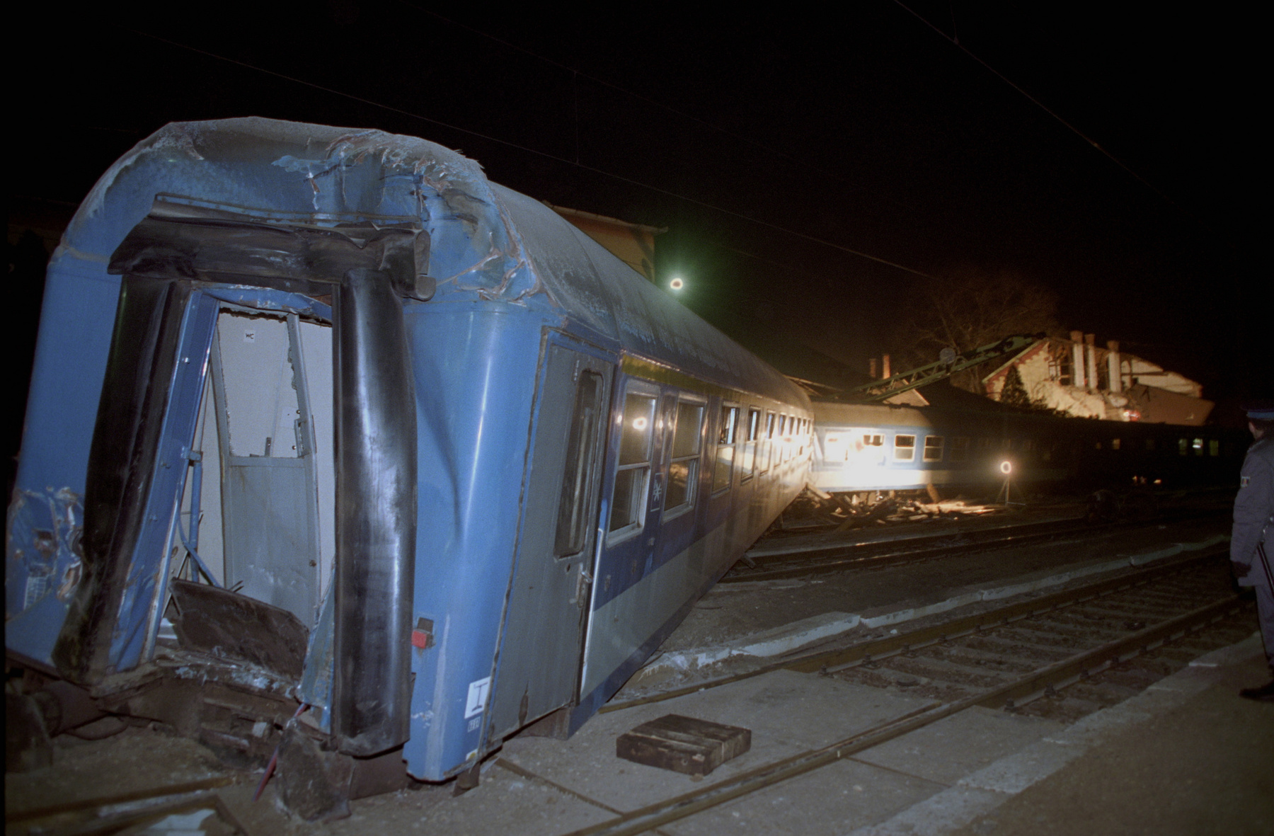 A kisiklott vonat második kocsija lerombolta a restit (fotó: MTI)