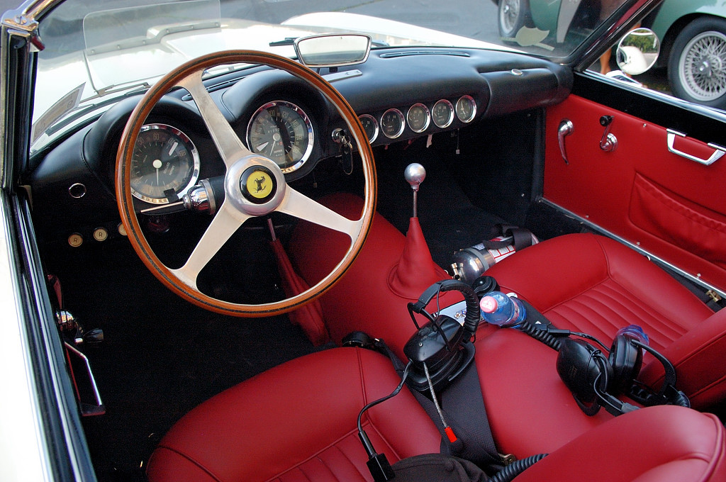 Ennek az 1959-es Ferrari 250 GT Interimnek a pilótája madagaszkári volt, innen a színek