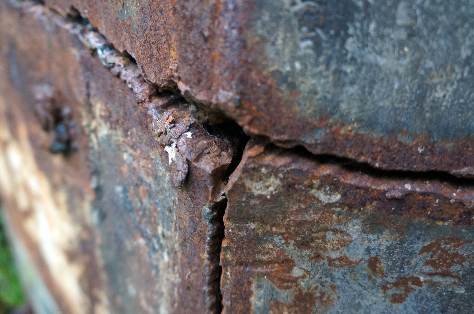 A kibontott csövek rákkeltő azbeszt-borítása szanaszét van dobálva