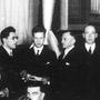 A Verein für Raumschiffahrt (VfR) tagjai a Berlinben tartott Rakéták, Lövedékek és Űrutazás nevű konferencián, 1930. április 11.-én. Balról jobbra: Johannes Winkler, Willy Ley, a fiatal Wernher von Braun, Rudolf Nebel, Max Valier és Erich Wurm. Pár nappal e kép készülte után - május elején - Valier életét vesztette, amikor egy új típusú, folyékony hajtóanyagú rakéta felrobbant a tesztpadon. A hátuk mögött egy korabeli Oberth-rakéta makettje.