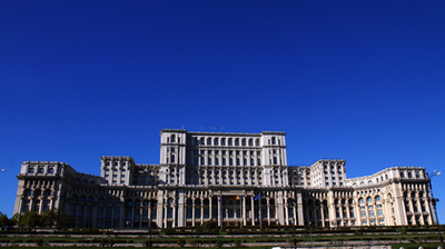 Casa Poporului - a román parlament, előtte pedig a hatalmas tér, a Piata Constitutiei