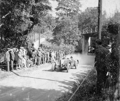 1941, Nyíregyháza, Kossuth tér, ünnepség a frontról hazatért katonák tiszteletére a Városháza előtt. Horthy Miklós kormányzó érkezése