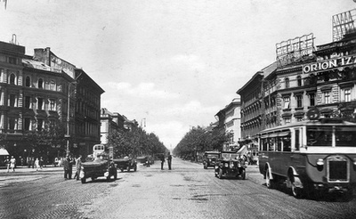1941, Nyíregyháza, Kossuth tér, ünnepség a frontról hazatért katonák tiszteletére a Városháza előtt. Horthy Miklós kormányzó érkezése