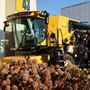 Beállított aratási jelenetben pompázik a gyárudvaron egy demó-kombájn